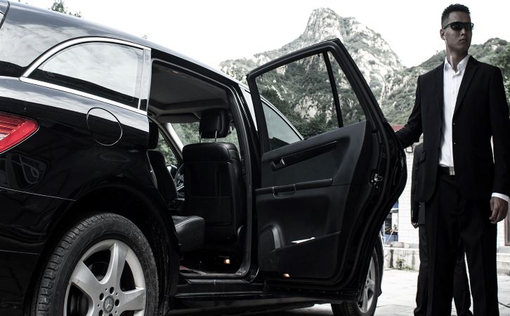 How do private bodyguards build trust with employers