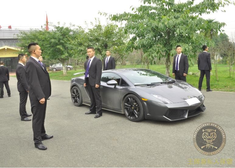 Beijing women were afraid of going out of the hospital and hired Beijing ace shield private bodyguard to accompany them in court