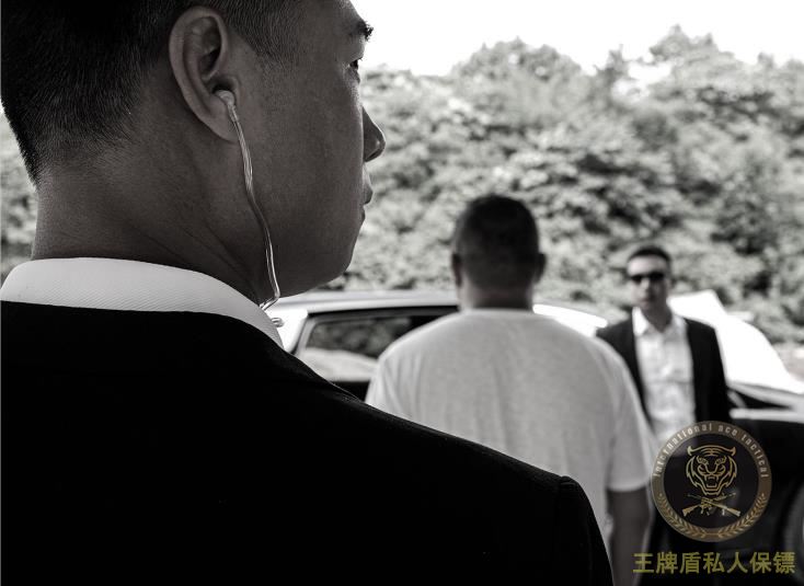 The bodyguard tells your dangerous best friend about the blood case