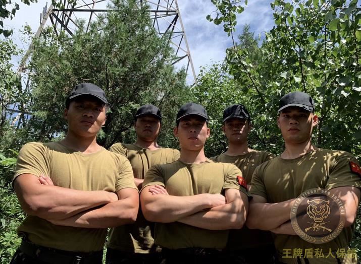 Canadian policewomen abused and dragged half naked Chinese female students abroad, and their compatriots angrily hired bodyguards to protect their safety