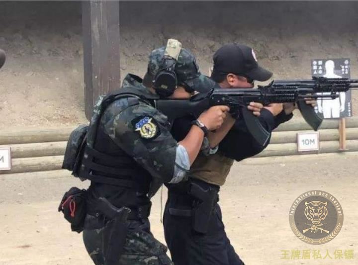 A trump supporter illegally intruded into the polling station with a gun and was captured by private bodyguards