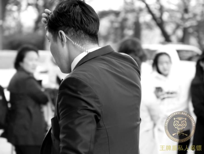 Worried about the epidemic, the family hired private bodyguards to pick up people in Xinjiang