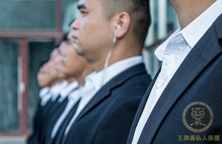 Jiangxi two luxury cars rear end, the two sides hired private bodyguards to reach a settlement