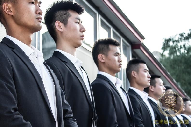 The sleeper wanted to molest a beautiful woman, but he was caught on the spot by a private bodyguard