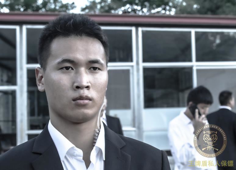 Henan's richest man cheated on loans and pretended to be the people's Liberation Army. He met a private bodyguard in Beijing and was turned over to the police station