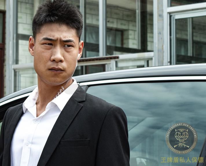 Please give the security of the company boss to the private bodyguard driver