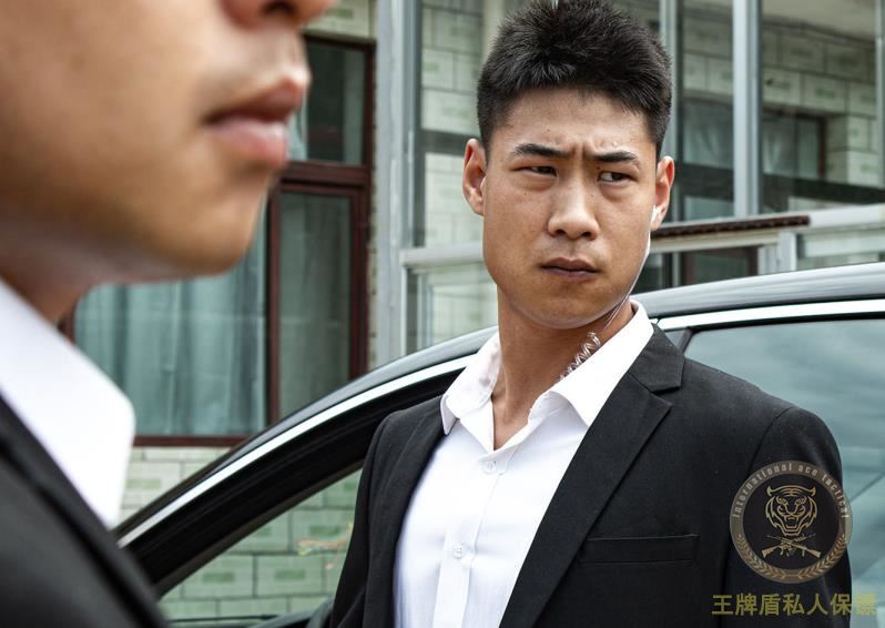 The rich went out without trump shield and offered a reward of ten million to arrest the murderer when they were attacked in Hong Kong