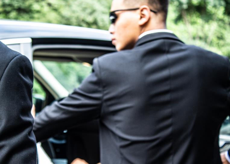 Demonstrators gathered to make trouble, and trump shield private bodyguards formed a convoy to protect the masses