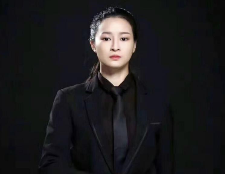 Two men were asked to bring a female companion when eating hot pot, and the private female bodyguard of Beijing ace shield helped them out