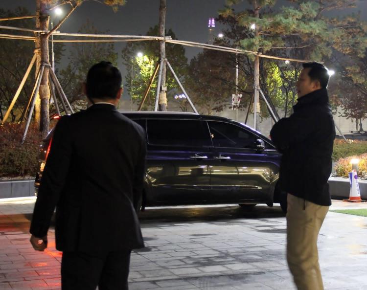 The massage shop was beaten, and the man hired trump shield private bodyguards to escort him