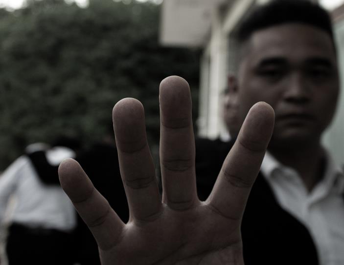 The wife was ignited by gasoline spilled by her husband, and Beijing ace shield private bodyguard company spared no effort to resist domestic violence