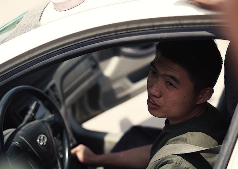 The husband's cheating junior came to the door to beat the original, and the original trump shield private bodyguard appeared to protect the master