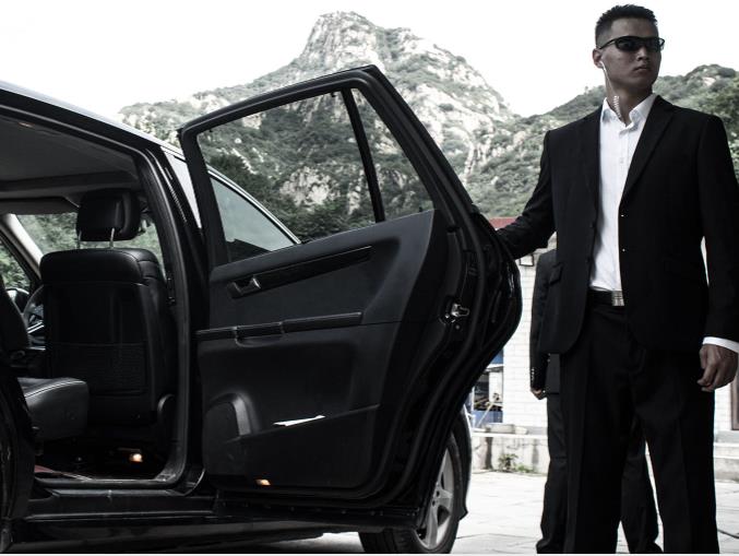 The woman is abused by unemployed vagrants. The ace shield bodyguard teaches you self-defense skills