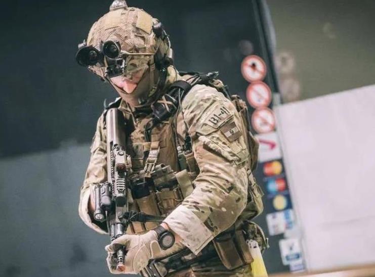 The man fell ten meters into the pit, and the trump shield private bodyguard rescued him alone