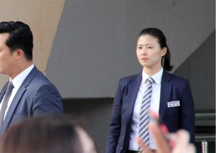 The driver wanted to harass the female passenger, but unexpectedly it was a female bodyguard