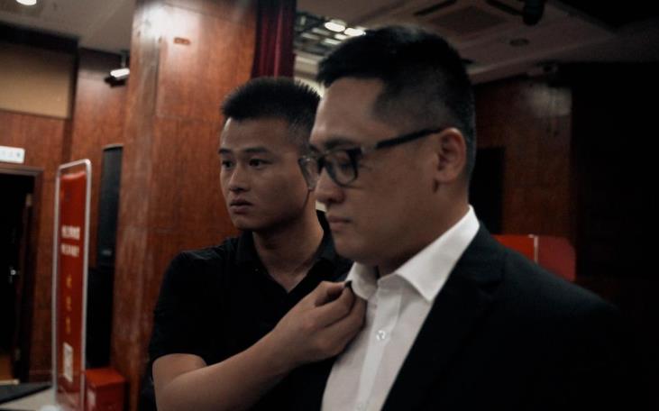 What are the dress requirements for private bodyguards?