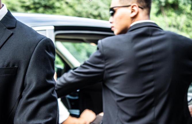 How do professional bodyguards observe and avoid threats to the client's security?